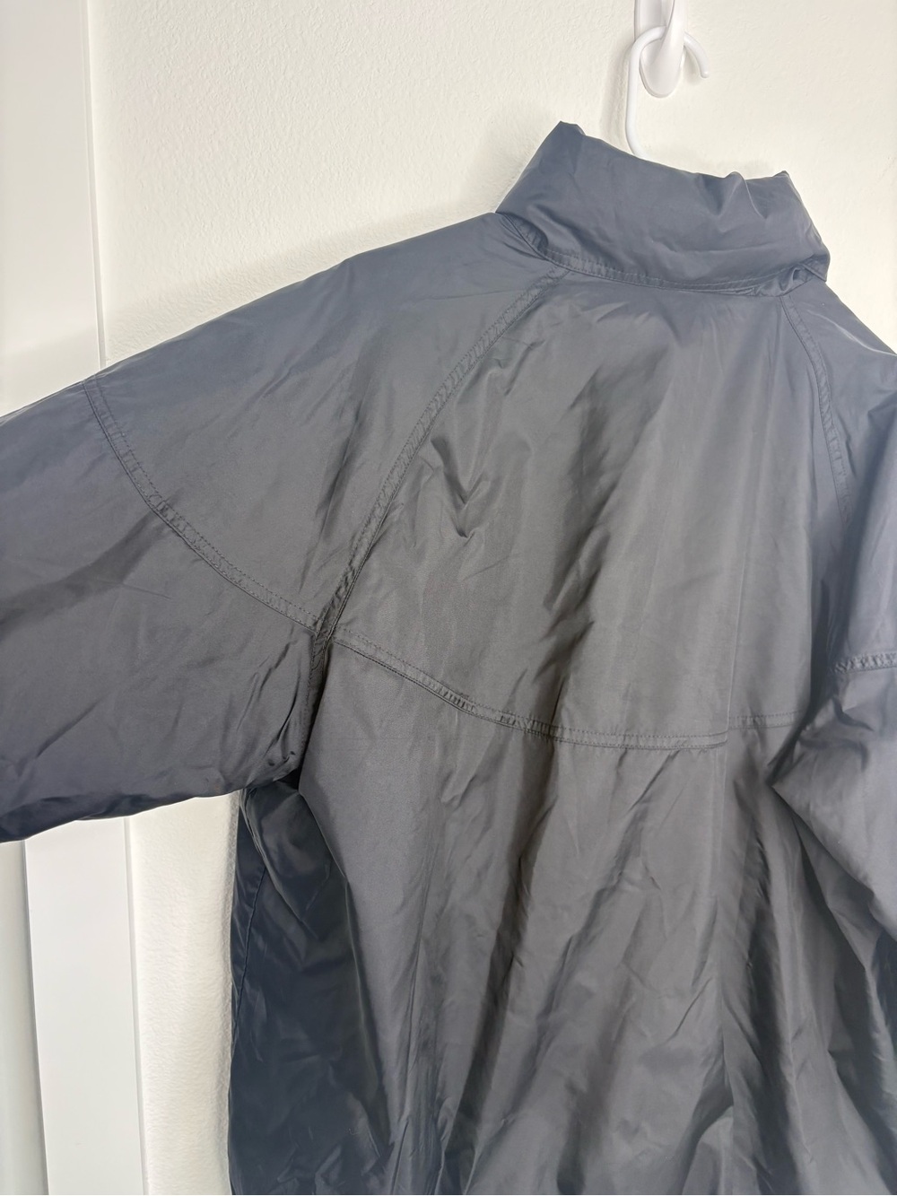 Nike Men’s Black Windbreaker with Packable Hood & Kangaroo Pocket - Picture 9 of 13